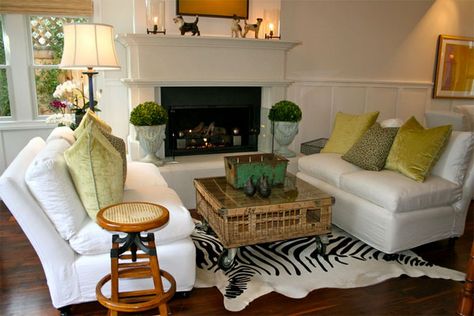 Casual Beach Decor-46-1 Kindesign Beach Style Living Room, Zebra Rug, Christmas House Lights, White Fireplace, Eclectic Living Room, Style Deco, White Sofas, Fireplace Design, Boho Home