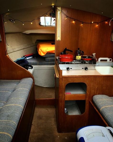 Elizabeth Gunby on Instagram: "Birds little cabin. So well designed by Hunter boats . For a small yacht (21’) there is plenty of room for two. The yacht is designed as a 4 berth ( 2 adults and 2 kids) but I think that would be pushing it a bit. ⛵️ #hunterboats" Small Yachts, Little Cabin, A 4, Wellness Design, Boats, Art Reference, Cabin, Birds, Instagram