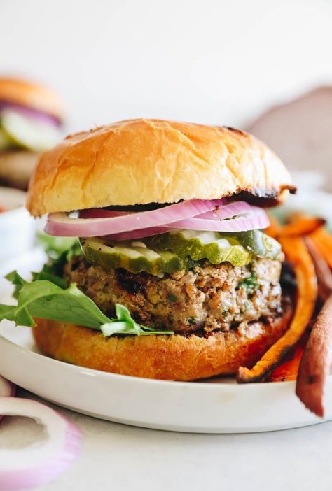 Are you looking for a way to make your next dinner a delicious one? Look no further than The Healthy Maven's juiciest turkey burger recipe. This recipe takes your traditional burger and makes it healthier, and tastier too! With a combination of fresh ingredients and a few unique spice mixes, your family and friends will thank you for treating them to this hearty, juicy, and incredibly flavorful burger. Turkey Burger Seasoning, Turkey Burger Recipes Healthy, Juiciest Turkey, How To Make Shakshuka, Ground Turkey Burgers, Best Turkey Burgers, Turkey Burger Recipe, Turkey Patties, Burger Seasoning