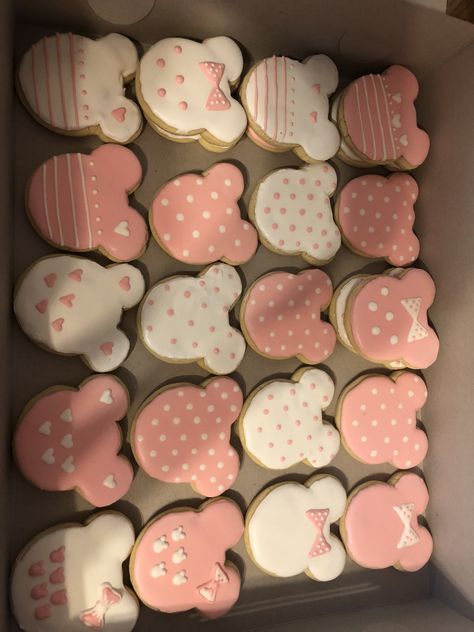 Minnie Mouse Cookies Royal Icing Minnie Mouse Cookies Decorated, Minnie Mouse Sugar Cookies, Heart Cookies Decorated, Mini Mousse, Mouse Cookies, Minnie Mouse Cookies, Cookies Royal Icing, Frosted Cookies, Royal Icing Sugar