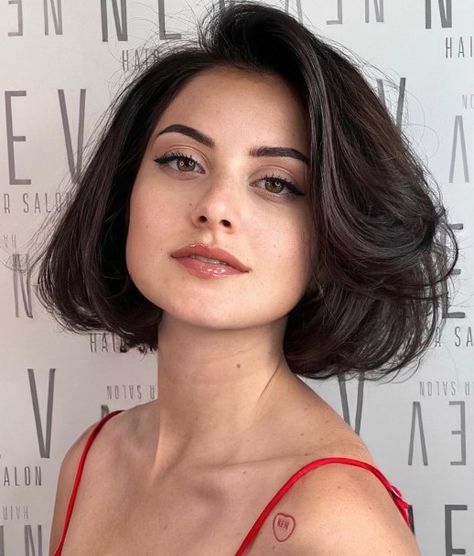 Italian Bob Thick Hair, Heavy Italian Bob, 50s Bob, Volume Bob, Side Part Hair, Bouncy Bob, 1990s Hair, Thicken Fine Hair, Straight Thick Hair