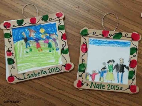 Family ornament picture frames with holiday light fingerprint border. Makes a great ornament gift for your students to give their families as a gift. Kindergarten Christmas Party, Kindergarten Christmas Crafts, Kindergarten Christmas, Parents Christmas, Cadeau Parents, Christmas Gifts For Parents, Christmas Kindergarten, Christmas School, Kindergarten Crafts