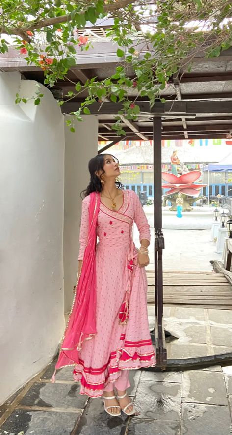 Desi Pink Outfit, Indian Simple Kurti, Pista Colour Blouse Design, Hairstyle With Traditional Outfit, Formal Indian Wear For Women, Modest Indian Outfit, Aesthetic Indian Wear, Kurtha Surwal, Dress Out Of Saree