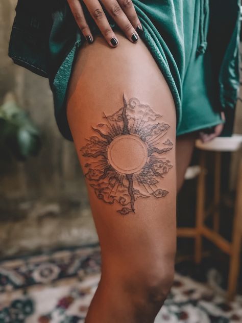 Celestial fineline sun thigh leg tattoo with rays and celestial clouds. Sun Around Knee Tattoo, Art Nouveau Sun Tattoo, Sun Leg Tattoo, Leg Sleeve Tattoos Women, Large Sun Tattoo, Sun Tattoo Leg, Sun Knee Tattoo, Celestial Sun Tattoo, Sun Hip Tattoo