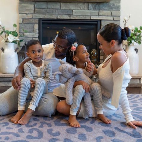 Aesthetic Black Family, Black Family Luxury, Black Family Vision Board, Happy Family Black, Black Family Vacation Aesthetic, Black Family Asethic, Black Family Gathering, Black Family Vacation, Mixed Family