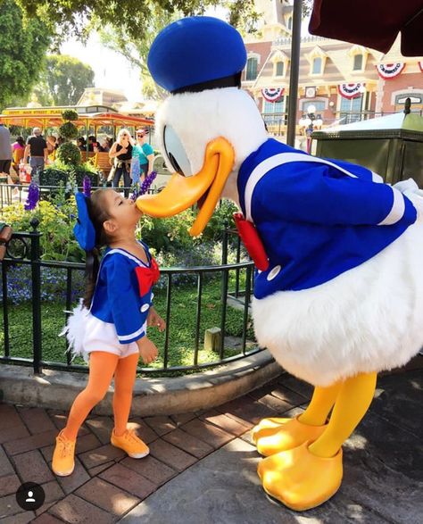 Kids Donald Duck costume Disney Family Costumes, Donald Duck Costume, Duck Costume, Duck Costumes, Disney Halloween Costumes, Disney Cosplay, Daisy Duck, Fantasias Halloween, Family Costumes