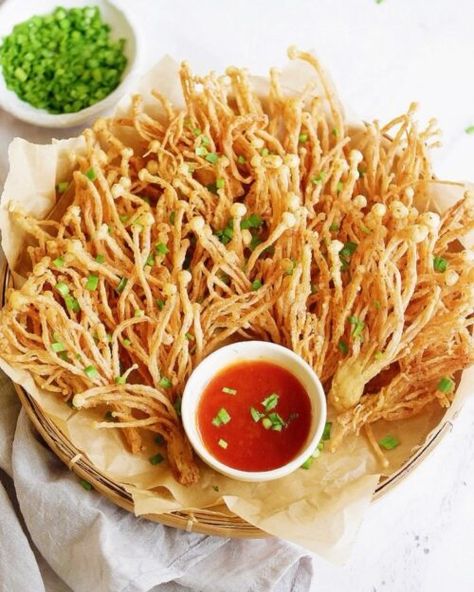 Fried Enoki Mushrooms from @stirwithme - ResepMamiku.com Deep Fried Enoki Mushrooms, Fried Enoki Mushroom Recipe, Enoki Mushroom Recipe Air Fryer, Crispy Enoki Mushrooms, Enoki Recipe, Fried Enoki Mushroom, Crispy Mushrooms Recipe, Enoki Mushroom Recipe, Battered Mushrooms