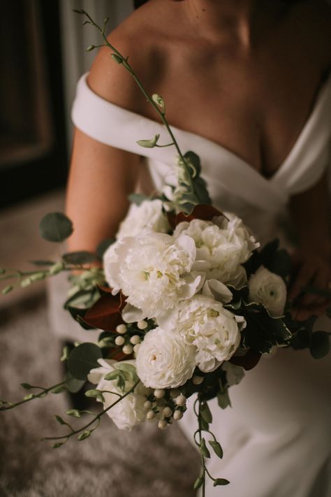 Winter wedding bouquet Rosemary Flower Arrangement, Winter White Wedding Flowers, Timeless Winter Wedding, White Winter Bouquet, Winter Bouquet Wedding, Winter Flower Bouquet, Wedding Bouquets Winter, Classy Winter Wedding, Bridal Bouquet Winter