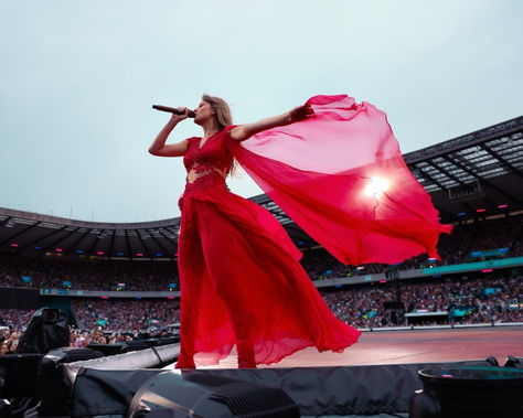 Currently practicing our #TSTheErasTour choreography to prepare for a #SwiftieSummer streaming party. 👯‍♀️☀️ Meet us on Stationhead tomorrow at 6pm EDT if you think you can keep up with our dance moves (and the chat 🏃‍♀️💨). Berry Dress, Swift Photo, Taylor Swift Outfits, Taylor Swift 1989, Taylor Swift Hair, Taylor Swift Concert, Taylor Swift Wallpaper, Taylor Swift Fan, Taylor Swift 13