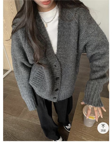 Oversized Grey Cardigan Outfit, Dark Gray Cardigan Outfit, Grey Cardigan Outfit Aesthetic, Grey Cardigan Outfit Casual, Dark Grey Cardigan Outfit, Gray Cardigan Outfit, Grey Cardigan Outfit, Outfits With Grey Cardigan, Cardigan Outfit Aesthetic