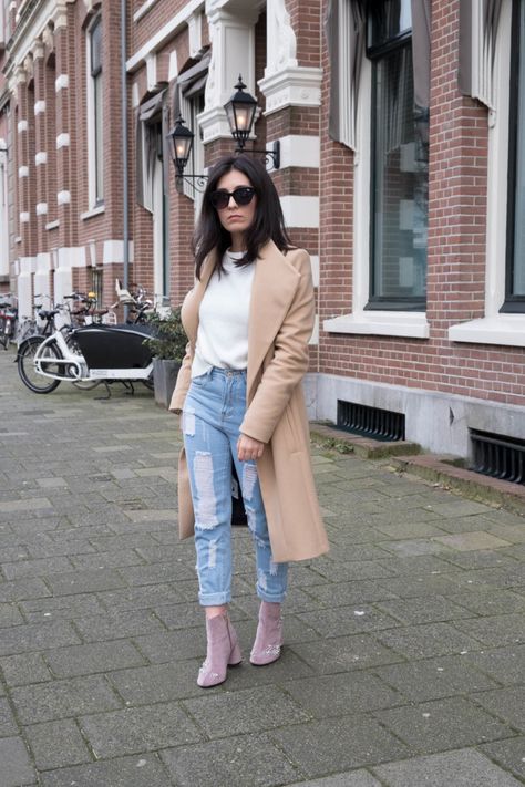 Velvet Ankle Boots Outfit, Mauve Boots Outfit, Pink Velvet Boots Outfit, Pink Chelsea Boots Outfits, Light Pink Boots Outfit, Botines Rosas Outfit, Pink Boots Outfit Winter, Outfit With Pink Boots, Pink Ankle Boots Outfit