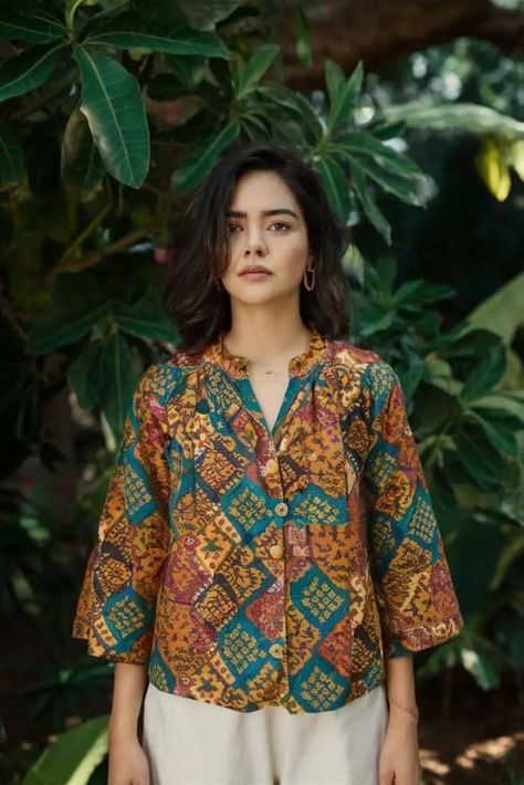 11 Stunning Batik Blouses That Will Transform Your Wardrobe - Fabricerie Blouse Batik Modern, Long Length Blouse, Batik Modern, Batik Blouse, Style Rut, Short Blouses, Blouse Batik, Batik Pattern, Vibrant Patterns