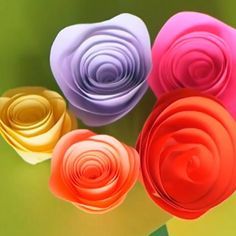 Tutoriel pour réaliser une rose en papier facilement Rose Ring, St Valentin, Paper Roses, Flower Crafts, Garden Party, Photo Booth, Floral Rings, Decoupage, Easy Diy