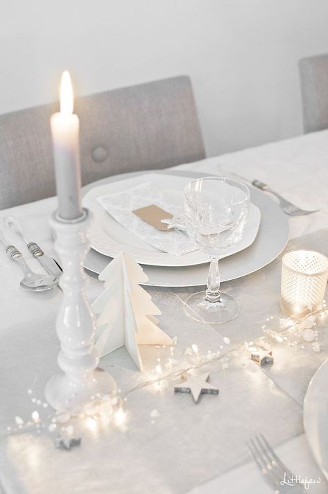 White Christmas Tablescape Decor via littlefew | click through for more neutral christmas decor ideas! White Table Settings, Sparkling Christmas, Deco Table Noel, Neutral Christmas Decor, White Christmas Decor, Festa Party, Christmas Tablescapes, Christmas Dining, Christmas Table Settings