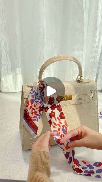 ilymix ❤ on Instagram: "How to tie silk scarf on handbags. #bags #baglover #handbags #handbagaddict #handbaglover #fashionstyle #fashionblogger #styleblogger #purse #fashionhacks" How To Tie Scarf On Bag, How To Tie Silk Scarf On Head, Scarf On Purse, Tie Silk Scarf, Scarf On Bag, Purse Handles, Scarf Tying, Fashion Mistakes, Style Mistakes