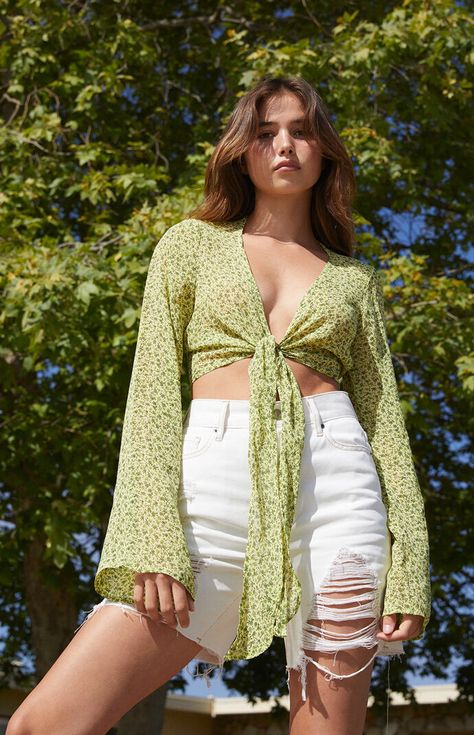 Flowy Shirt Outfit, Tie Front Top Outfit, 70s Tops, Flowy Crop Top, 70s Inspired Fashion, Flared Sleeves Top, Flowy Shirt, Flare Long Sleeve, Front Tie Shirt