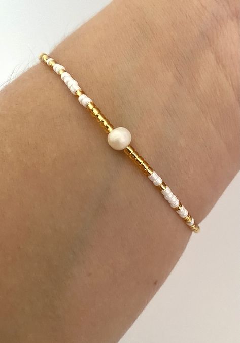 Beautiful bracelet made with colored, white and gold Miyuki beads with a central real pearl. It is adjustable and the closure is macramé. Bracelet Miyuki, Bracelet Macrame, Miyuki Bracelet, White Bracelet, Bracelet Pearl, Beads Bracelets, White Bracelets, Macrame Bracelet, Boho Bracelet