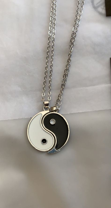 Couple Necklaces Aesthetic, Yin Yang Necklace, Bff Jewelry, Couples Accessories, Pretty Jewelry Necklaces, Bff Necklaces, Friendship Jewelry, Couple Necklaces, Friendship Necklaces