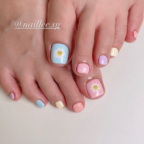 Pastel Toe Nail Colors, Toenail Ideas, Beautiful Pedicure, Wedding Toe Nails, Green Toe Nails, Flower Toe Nails, Easy Toe Nail Designs, Toenail Designs Summer, Simple Toe Nails