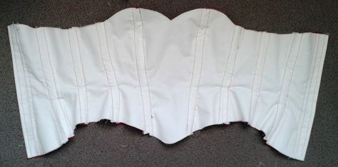 Faire son propre corset sur-mesure en 10 étapes - Dans la tête de Liette Patron Corset Bustier, Patron Corset, Ballet Attire, Top Couture, Corset Making, Diy Corset, Dance Crafts, Corset Sewing Pattern, Frozen Costume