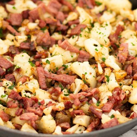 Keto Corned Beef Hash Recipe - Crispy Low Carb Breakfast Keto Corned Beef, Beef Hash Recipe, Corned Beef Hash Recipe, Healthy Low Carb Breakfast, Healthy Low Carb Dinners, Hash Recipe, Corned Beef Recipes, Keto Beef Recipes, Corned Beef Hash