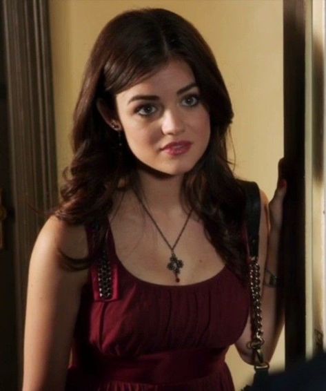 Hailey Dunphy, Aria Montgomery Aesthetic, Aria Montgomery Style, Pretty Little Liars Aria, Pll Outfits, Aria Montgomery, Celebrity Look Alike, Lucy Hale, Hot Outfits