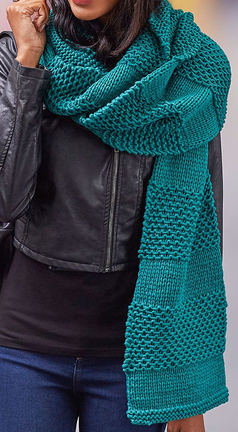 Warm Up with 20 Handmade Scarf Tutorials and Patterns Easy Scarf Knitting Patterns, Crochet Scarf Easy, Super Scarf, Knitting Patterns Free Scarf, Popular Crochet, Crochet Scarf Pattern Free, Scarf Tutorial, Quick Knits, Handmade Scarves