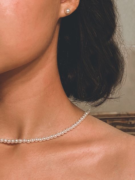 Matching jewellery Pearl Jewelry For Prom, Formal Jewelry Aesthetic, Pearls For Wedding Jewelry, Pearl Aesthetic Outfit, Pearl Accessories Aesthetic, Pearl Aesthetic Necklace, Pear Necklace Aesthetic, Pearl Necklace Prom, Aesthetic Pearl Jewelry