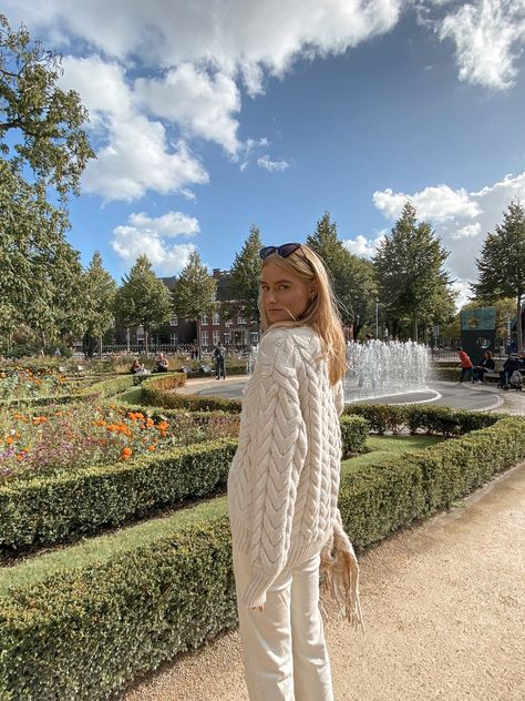 Chunky White Knit Sweater Outfit, Chunky Cable Knit Sweater Outfit, Big White Sweater Outfit, Oversized Cream Knit Sweater, White Oversized Sweater Outfit, Creme Jeans Outfit, Cream Cable Knit Sweater Outfit, Oversized White Sweater Outfit, White Cable Knit Sweater Outfit