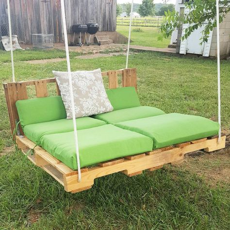 Pergola Bench, Hanging Daybed, Pallet Daybed, Swing Bed, Free Pallets, Hanging Beds, Diy Dollhouse Furniture Easy, Diy Kitchen Furniture, Pallet Outdoor