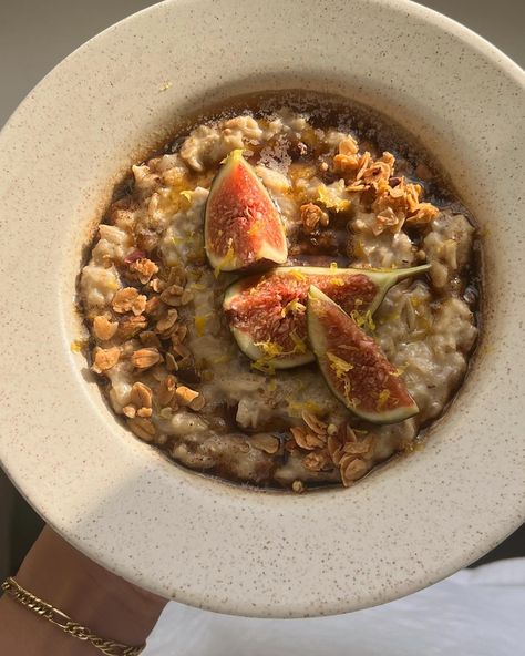 oatmeal with brown butter, granola, figs and lemon zest 🍁 | Instagram Figs Breakfast, Healthy Food Motivation, Food Is Fuel, October 10, Brown Butter, Lemon Zest, Food Cravings, I Love Food, Soul Food