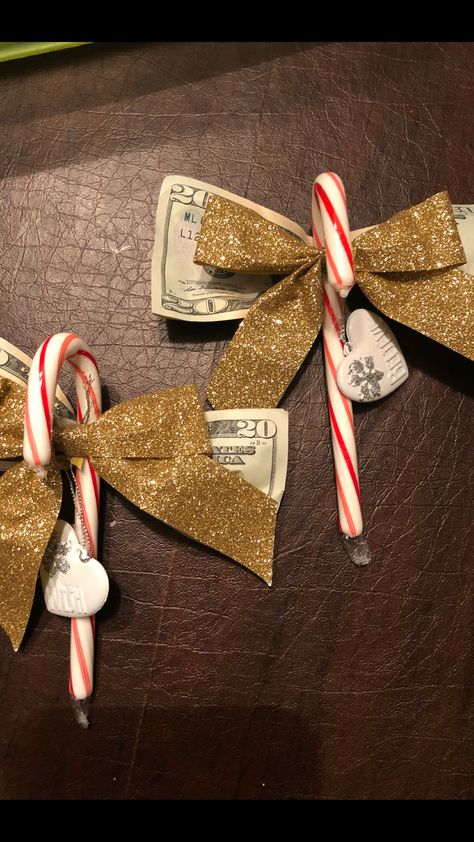 I bought a package of 12 candy canes, a package of ornaments and a package of bows from the dollar store. Quick, easy, quick and a uniques way to gift money at Christmas.  I secured the money and ornament onto the candy cane with the tie on the bow. I did use a little tape on the ornament that way it didn’t weigh it down and slide down. Dollar Store Diy Projects Christmas, Christmas Gift Wrapping Ideas For Kids, Dollar Store Gift Basket Ideas, Money Craft, Money Gifts Christmas, Cash Gifts, Christmas Candy Gifts, Gift Money, Money Gifts