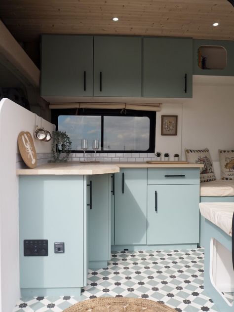 Off Grid Camper, 4 Berth Campervan, Campervan Kitchen, Shed Tiny House, Vw Ideas, Campervan Conversion, Kombi Home, Van Conversion Interior, Campervan Life