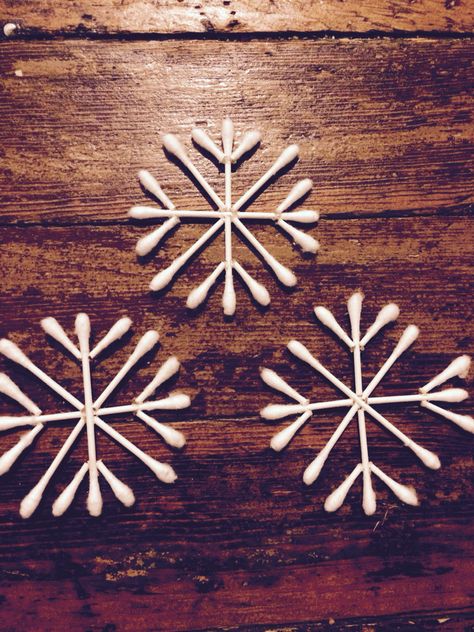 Christmas Decor Ideas Diy Crafts Easy Paper, Q Tip Snowflakes, Qtip Snowflakes, Diy Snowflakes Decorations, Diy Snowflake Decorations, Cute Garland, Diy Paper Christmas Tree, Christmas Crafts Diy Projects, Holiday Wrapping