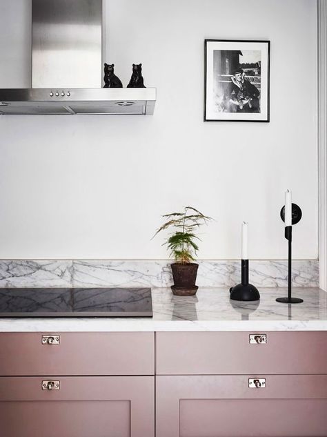 Looking for the latest trends in kitchen décor? We've got the perfect kitchen cabinet colors for you. Pink Kitchen Cabinets, Kitchen Cabinets Fronts, Kitchen Color Trends, Coco Lapine Design, Cabinet Fronts, Appartement Design, Big Kitchen, Classic Kitchen, Ideas Hogar