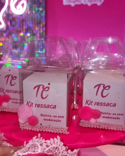 Detalhes dos nossos personalizados que compuseram essa decoração maravilhosa 🎀 . Bastante rosa para comemorar a chegada da nova idade de Thaynã 💖 . Afinal, que garota não ama a barbie e seu mundo rosa? . #festabarbie #barbiestyle #barbie #barbieparty #barbieworld #personalizeatelie #personalizeateliecg #amandaguimaraesfestas Rosa Pink, Pink Parties, March 1, Pink, On Instagram