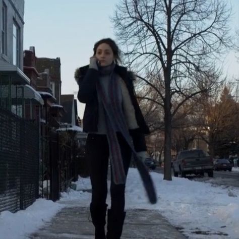 S1E01 Fiona Gallagher Winter Outfits, Fiona Gallagher Hairstyle, Fiona Gallagher Aesthetic, Fiona Gallagher Outfits, Fiona Shameless, Shameless Fiona, Manifesting Energy, Fiona Gallagher, Black Parka