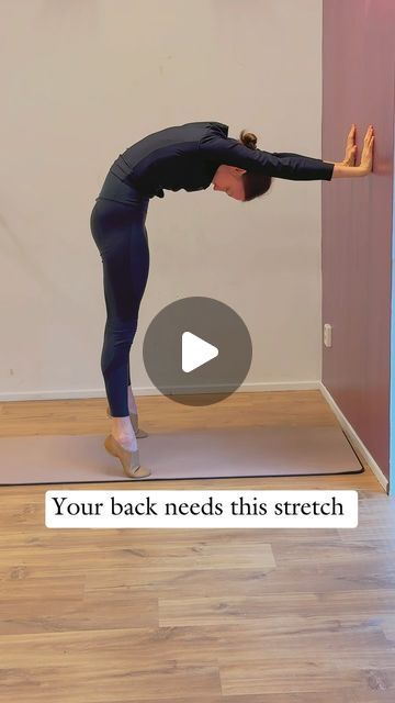 Elena | movement specialist on Instagram: "UPPER BACK PAIN/ MID BACK STIFFNESS/ POOR POSTURE  Try to do this dynamic stretch exercise regularly to release tension in your back and to improve your posture.  Go slowly, so slowly as you can. 5 times  * #mobility #spinemobility #backpain #backpainrelief #movement #thuistrainen #homeexercises #fitlifestyle" Mid Back Stretches For Pain, Mid Back Stretches, Somatic Exercise, Stretch Exercise, Exercise Regularly, Back Stretches For Pain, Improve Your Posture, Release Tension, Upper Back Pain