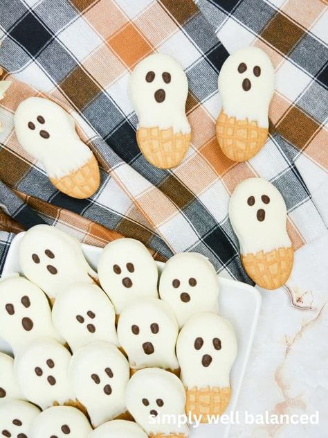 Easy Nutter Butter Ghosts - Halloween Cookie Treat Halloween Nutter Butter Cookies, Nutter Butter Ghost Cookies, Spider Cookies Halloween, Halloween Hayride, Halloween Cookie Treats, Caramel Apples Halloween, Caramel Apple Desserts, Ghost Treats, Easy Halloween Cookies