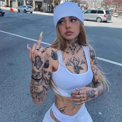 Woman With Tattoos, Haircut Selfie, Photo Hijab, 귀여운 음식 그림, Tattoed Women, Hippie Culture, Cute Hairstyle, Stylist Tattoos, Hijab Girl