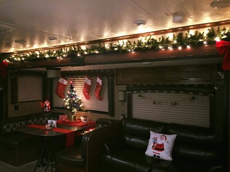 Christmas Camper Decorations Ideas, Camper Christmas Decorations Outdoor, Camper Decorated For Christmas, Small Camper Christmas Decorations, Christmas Lights On Rv, Christmas Tree Ideas For Rv, Christmas In An Rv Ideas, Camper Holiday Decor, Christmas Decor For Rv Living