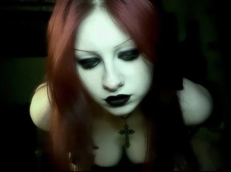 Mallgoth Makeup, Nu Metal Makeup, Dirty Makeup, Punk Makeup, Red Hair Inspo, Swag Makeup, Cool Makeup Looks, Goth Makeup, Dark Makeup