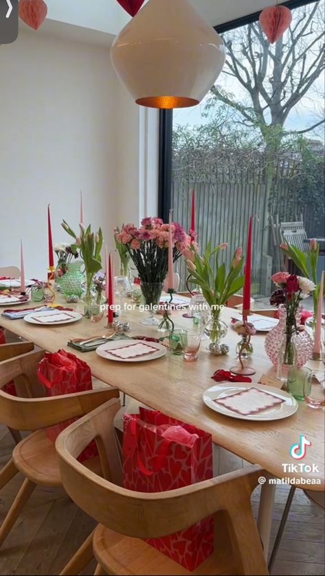 galentines insp from @matildabeaa on tiktok! #galentines #valentines #valentinesdaydecorations #girlsnight Girls Night Table Setting, Girls Night Dinner, Valentine Dinner Party, Galentines Valentines, Bd Ideas, Candle Board, Halloween Table Settings, Gourmet Food Plating, Hot Halloween