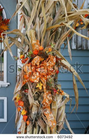 Corn Stalk Decorations Front Porches, Corn Stocks Decoration, Corn Stalks Decorations, Corn Stalk Decor, Cheap Halloween Decor, Cajun Crab, Fall Gardens, Fall Yard Decor, Fall Yard