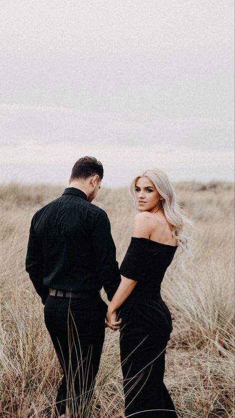 Black Outfits For Engagement Pictures, Pre Wedding Black Dress, Couple Photoshoot In Black Outfit, All Black Outfit Couple Photoshoot, Couples Photos Black Dress, Engament Dress Ideas, Black Gown Pre Wedding Shoot, Engagement Photos Black Outfits, Black Theme Engagement Photos