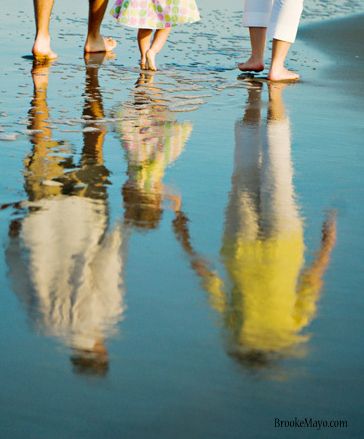 Beach Photoshoot Ideas Family, Family Beach Photo Ideas, Sisters Beach Pictures, Family Beach Pictures In Water, Cute Beach Pictures With Sister, Family Beach Painting, Beach Foto, Family Playing On The Beach, Beach Photo Session