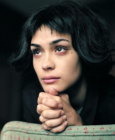 I find Shannyn Sossamon so beautiful, and funnily from certain angles her eyes remind me of my mom :) Shannyn Sossamon, Baby Bangs, Dark Horse, Hair Sticks, Woman Crush, Hair Waves, Girl Crush, Hair Inspiration, Beautiful People