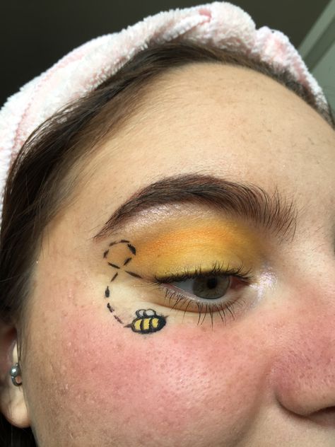 Bee Eyeliner, Bee Eye Makeup, Honey Makeup, Bee Make Up, Bee Makeup Halloween, Bumble Bee Halloween Makeup, Bumble Bee Makeup, Bumblebee Makeup Halloween, Bee Themed Makeup