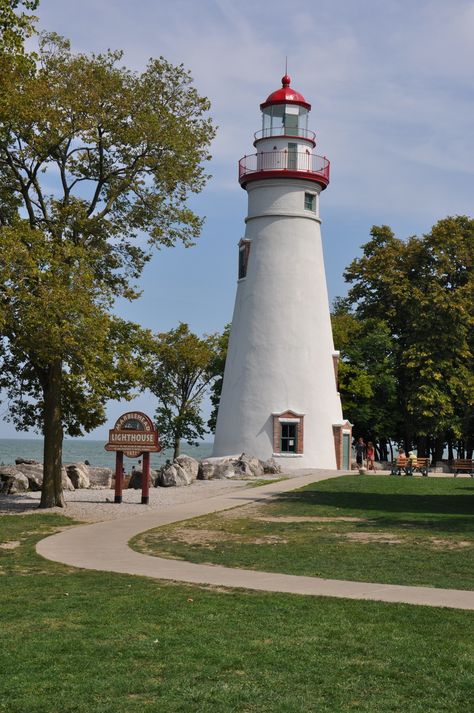 Lake Erie lighthouse Beach Sculpture, Marblehead Lighthouse, Lighthouse Lighting, Sculpture Inspiration, Summer Acrylic, Lighthouse Pictures, Light The Way, Guiding Light, Light Houses