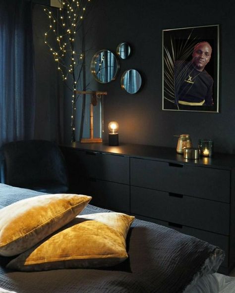 Black Bedroom Decor, Dekorasi Kamar Tidur, Decor Home Living Room, Room Ideas Bedroom, Black Walls, Home Decor Bedroom, House Rooms, Bedroom Makeover, Bedroom Inspirations